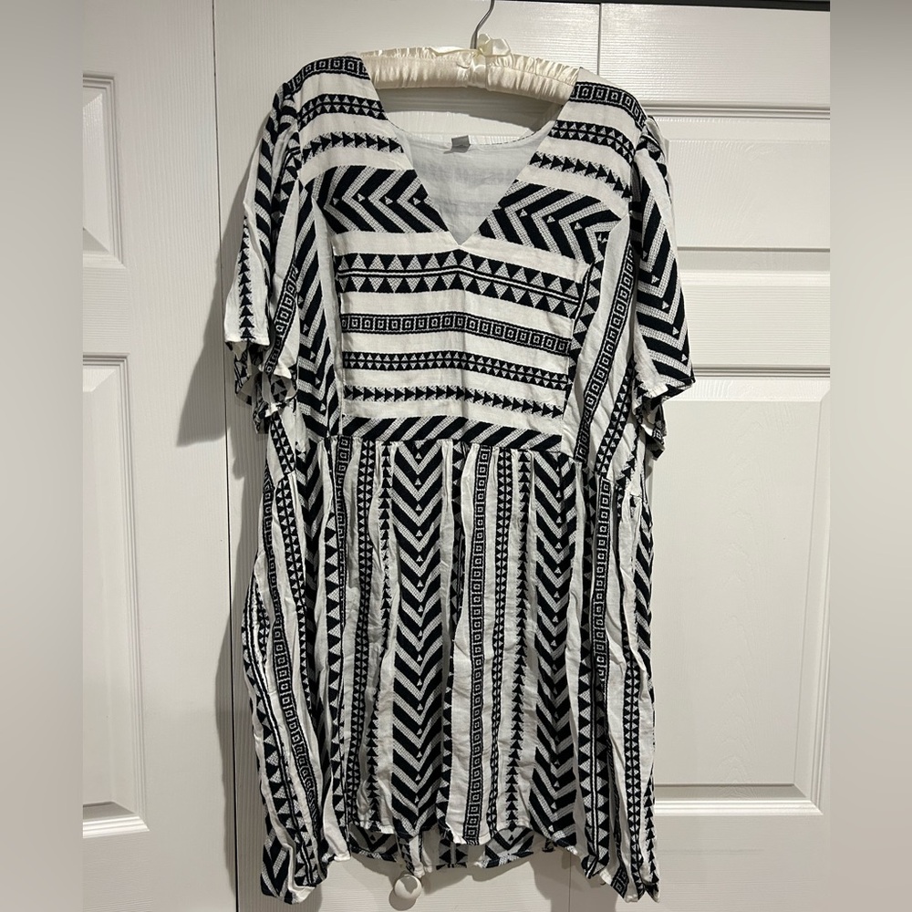 Old Navy black and white patterned dress